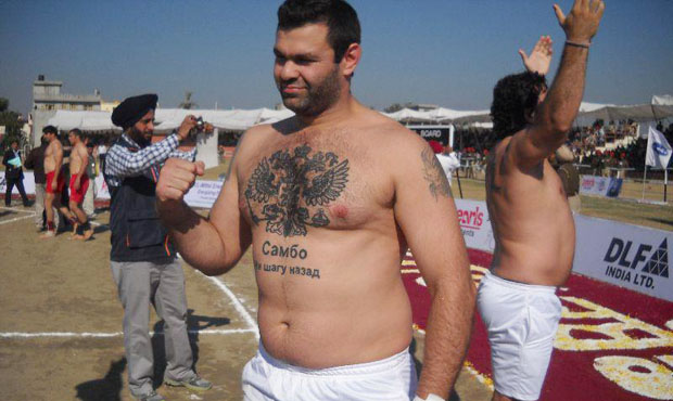 Татуировка Хуана Пабло Мело: "Самбо. Ни шагу назад"