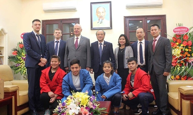 FIAS handed over sport outfit to Vietnamese Sambo Association