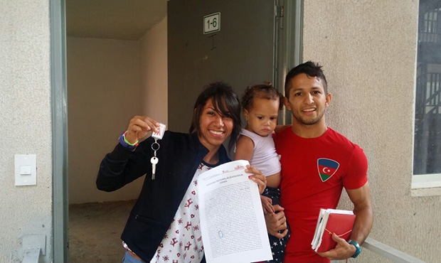 Мария Гедес получила ключи от своей новой квартиры в Венесуэле