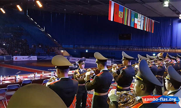 Военный оркестр играет Lady Gaga Bad Romance на турнире по самбо в Минске 2014