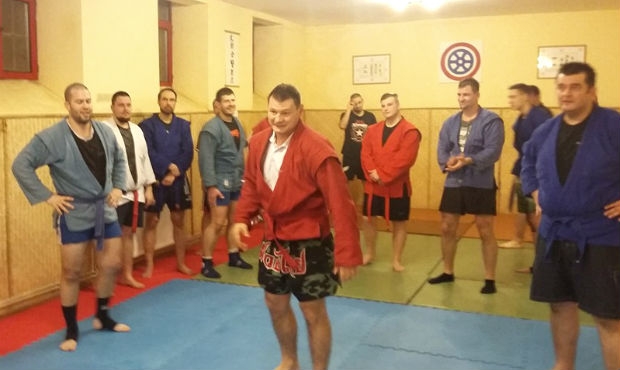 Hungarian SAMBO wrestlers train with boxing legend for TV