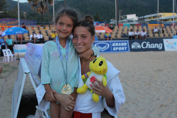 Девушки на турнире по пляжному самбо на Азиатских пляжных играх в Пхукете 2014